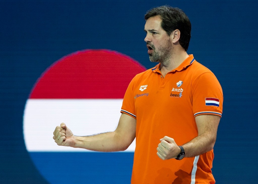 Harry juicht als bondscoach van het Nederlandse heren waterpoloteam