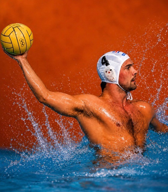 Harry van der Meer in actie tijdens een waterpolowedstrijd