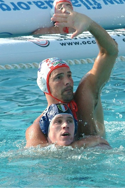 Twee waterpolospelers in het water tijdens een wedstrijd