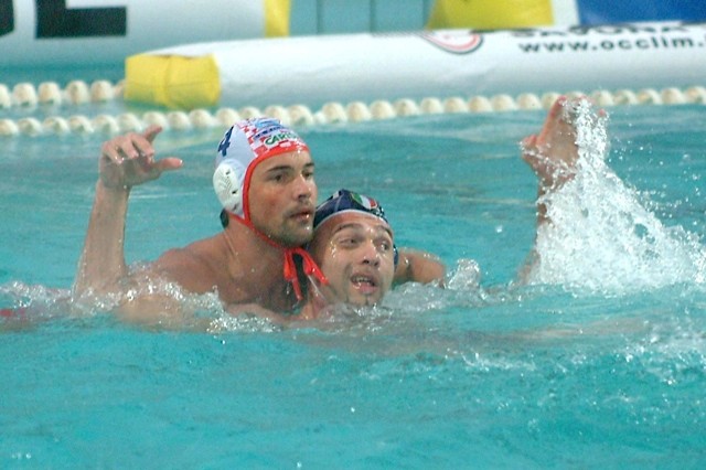 Twee waterpolospelers in duel in het water