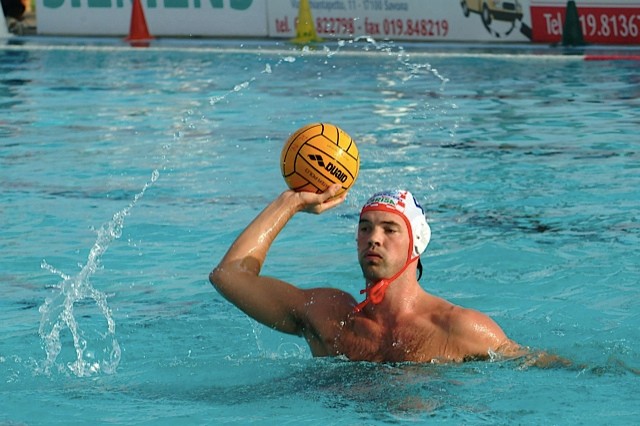 Harry haalt uit met de bal tijdens een waterpolowedstrijd
